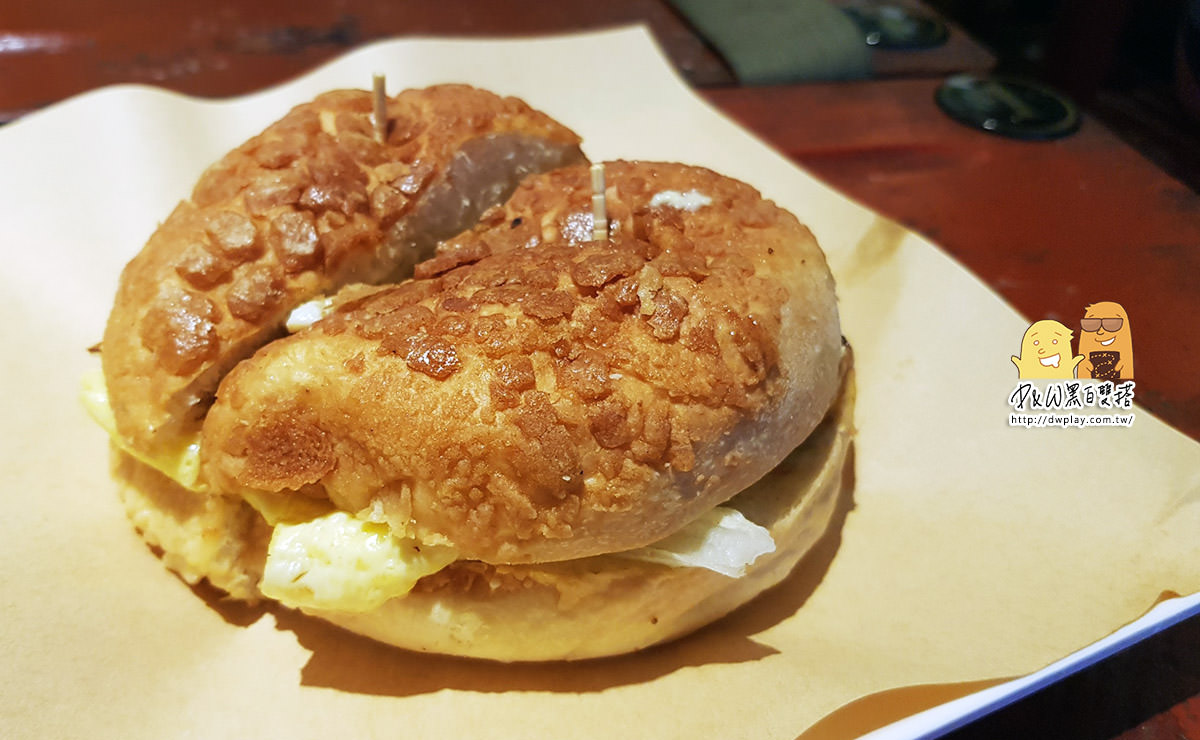台北中正早午餐！超知名『高三孝碳烤土司』，菠蘿堡香酥好吃～藏在巷子裡的小教室懷舊早餐