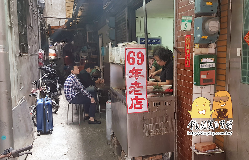 中山區巷弄隱藏超便宜美食『69年老店米粉湯』近台北京站百貨，超級便宜的價格！老闆真的有賺錢嗎？(菜單價格)