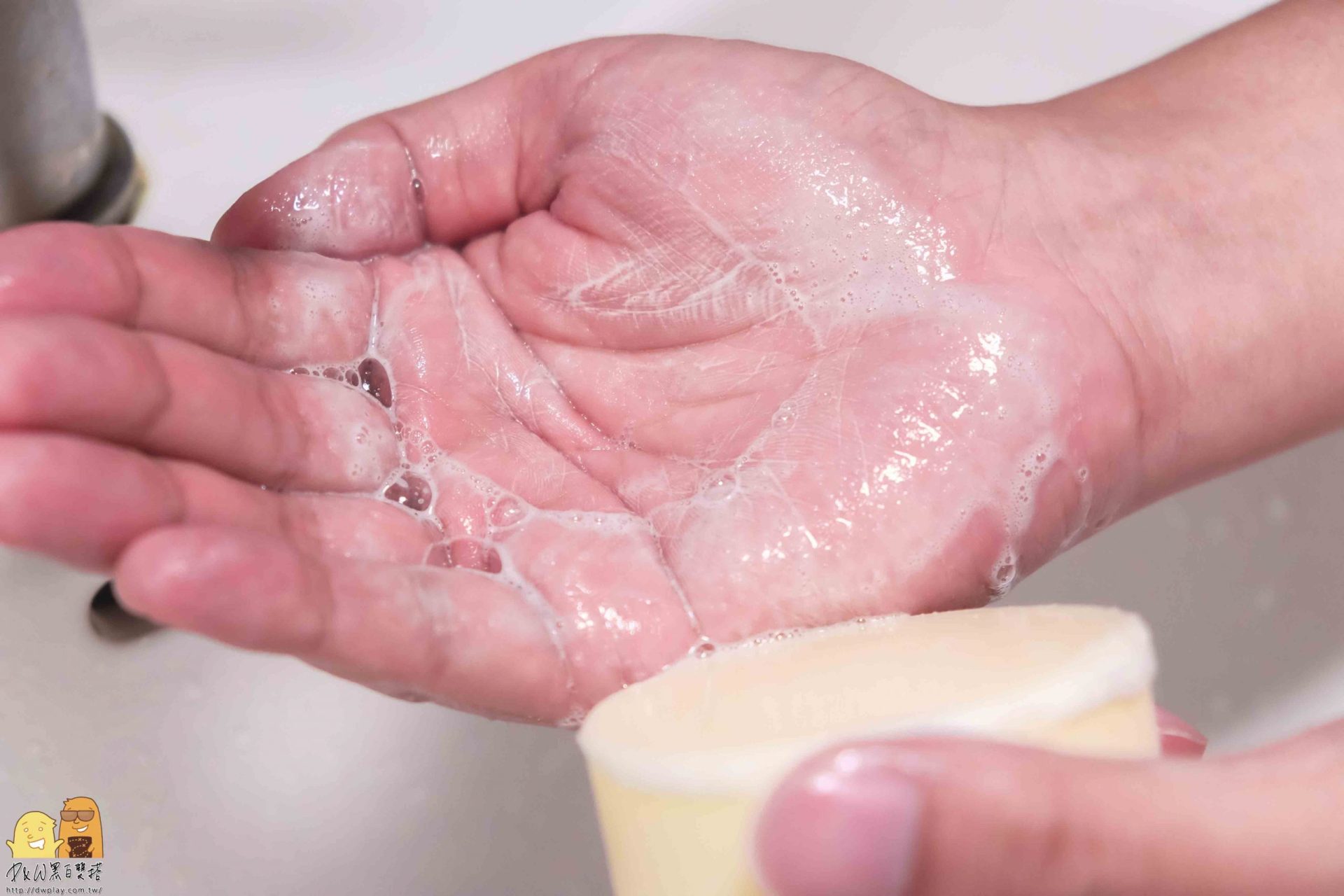 清潔保養二合一，從洗臉就開始做保濕！！GODDESS IDUN蠶絲卵殼膜蜂萃面膜皂