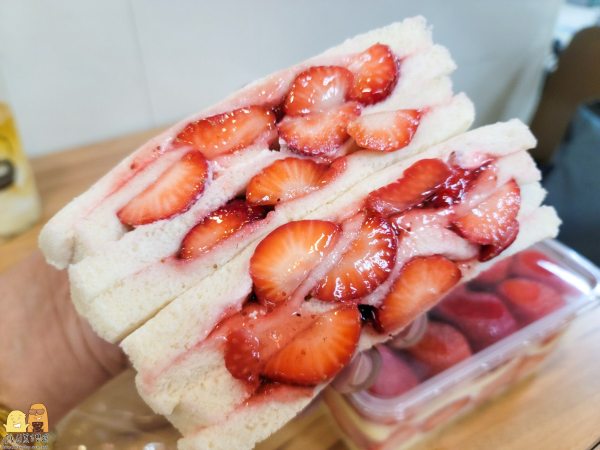 果汁媽粉條爸-板橋新埔站必吃草莓蛋糕，滿到炸開的草莓三明治，超夯人氣排隊甜點