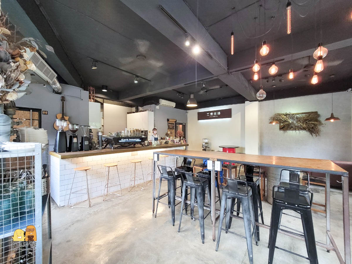 新北讀書咖啡廳推薦，簡約文青工業風、不限時有插座的可久坐餐廳