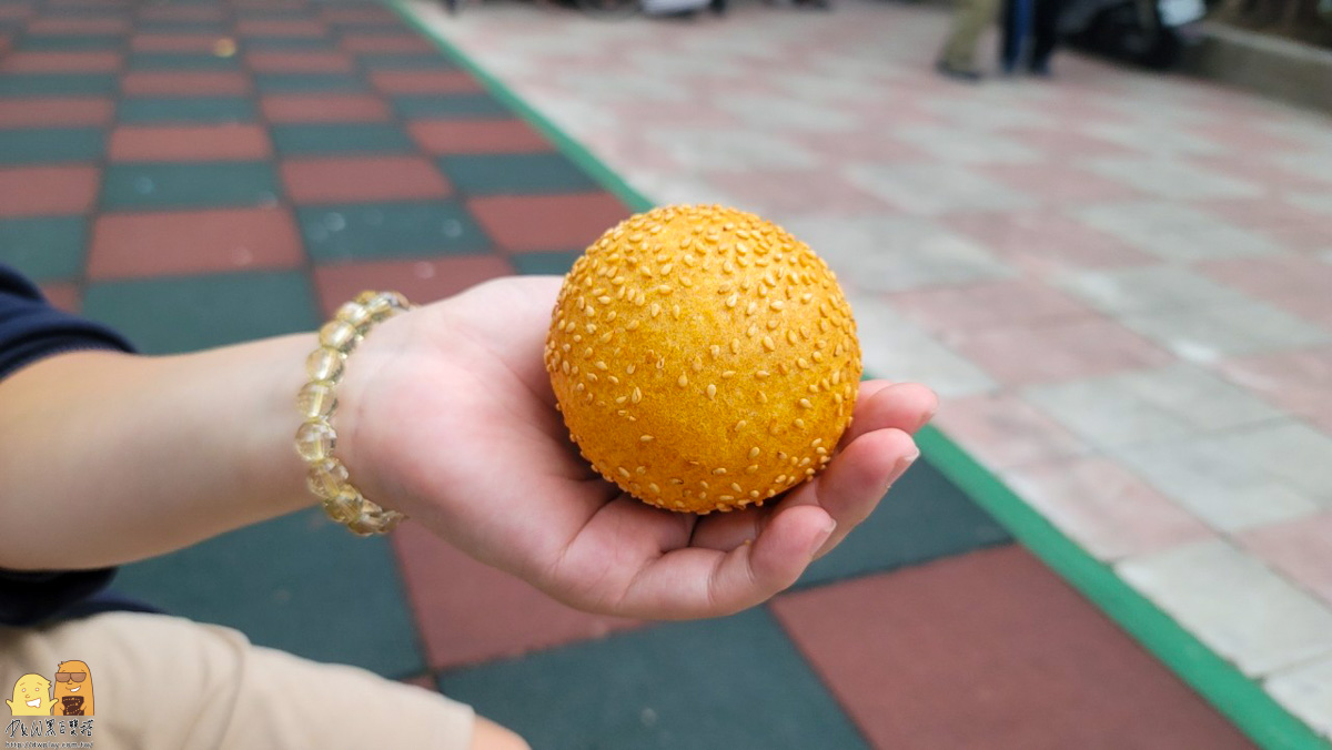 大龍峒保安宮必吃美食!會膨風的地瓜球，沒見過這麼大顆的地瓜球，難怪大排長龍，哈密街排隊美食