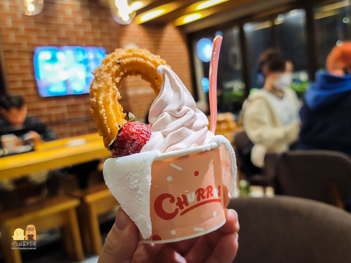 台北必吃甜點churros吉那圈咖啡，現做酥脆吉拿棒好吃，期間限定草莓冰超香