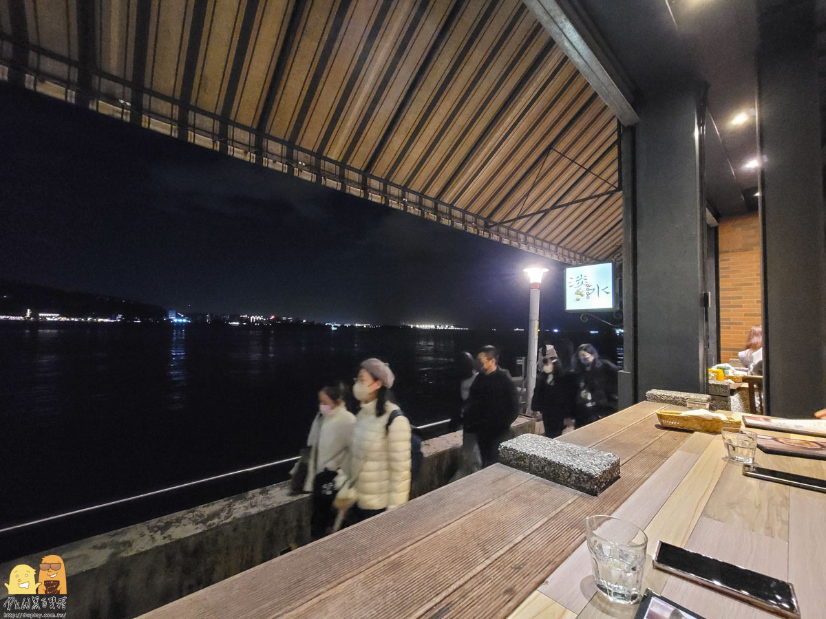 淡水長堤咖啡餐館LB Cafe，淡水河景第一排美景，超適合情侶約會!欣賞淡水河夕陽與夜景就來這