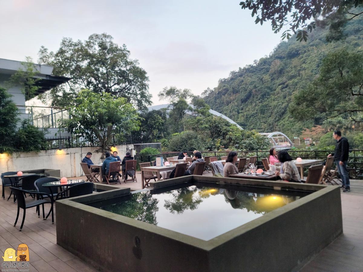 新北景觀餐廳推薦!享受被湖景森林包圍的下午茶，新店烏來La Villa Wulai山景河景一次擁有!