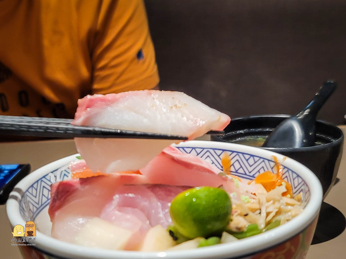 忠孝復興超好吃日式料理岡心食堂，新鮮生魚片、肉塊豬肉丼飯超推薦！