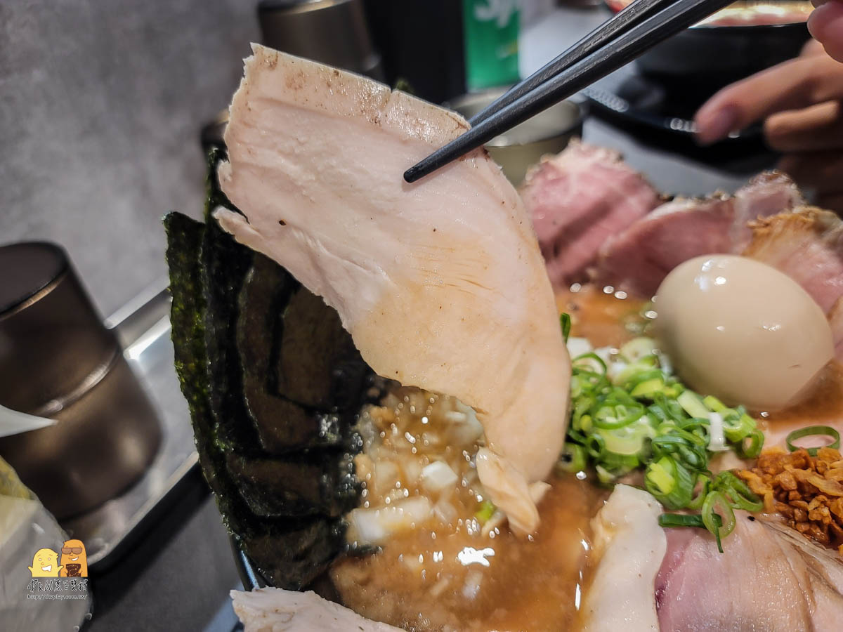 新北拉麵推薦板橋春㐂拉麵！日式叉燒肉超多片、湯頭濃郁好吃！