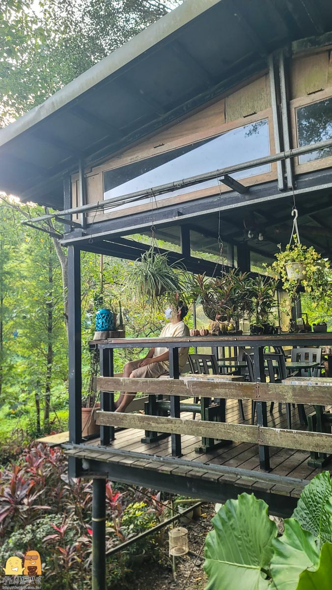 桃園龜山綠庭緣網美森林系咖啡廳，和煦陽光灑落遠方蟲鳴鳥叫，享受清幽休閒的下午茶，不用開到山區就能享受