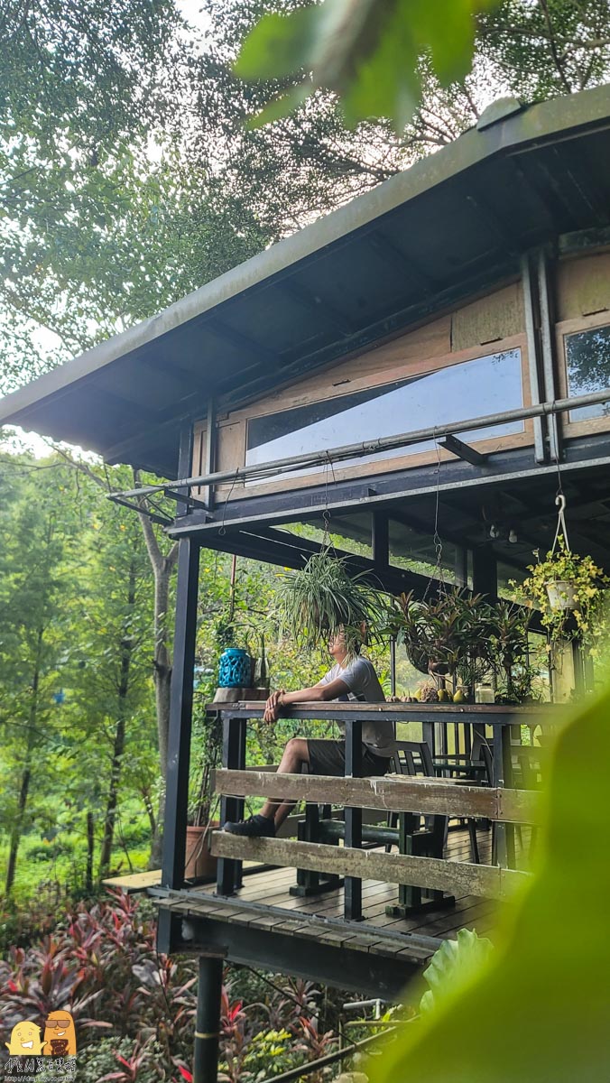 桃園龜山綠庭緣網美森林系咖啡廳，和煦陽光灑落遠方蟲鳴鳥叫，享受清幽休閒的下午茶，不用開到山區就能享受